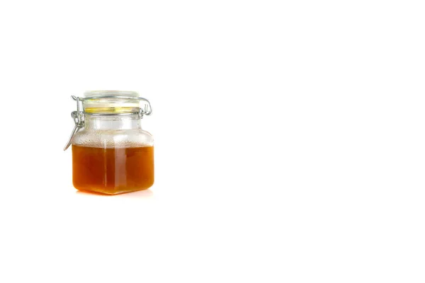 Honey Bee Burk Isolerad Vit Bakgrund Med Selektiv Fokus — Stockfoto