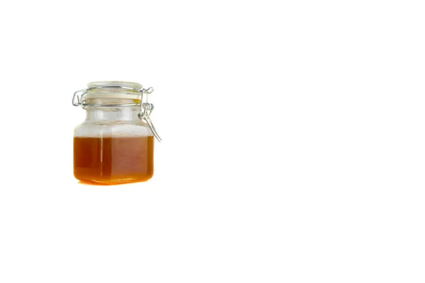Honey Bee Burk Isolerad Vit Bakgrund Med Selektiv Fokus — Stockfoto
