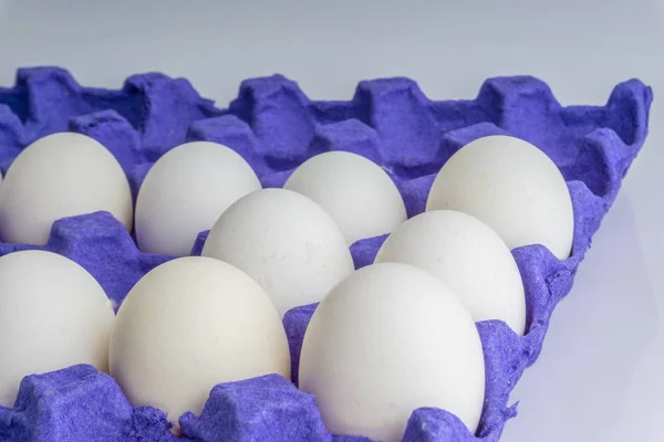 Beyaz Yumurta Closeup Seçici Odak Kırpma Parçası Ile Yumurta Tepsisinde — Stok fotoğraf