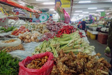 Perak, Malezya - Ocak 28,2019: Ipoh görünüm ıslak Pazar ve tanımlanamayan müşteriler Perak, Malezya. Ipoh şehirde bulunan.
