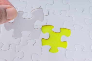 Parçalı bulmaca closeup görevi tamamlamak için son parçası elini. Seçici odak ve kırpma parçası