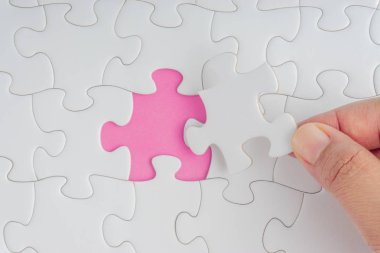 Parçalı bulmaca closeup görevi tamamlamak için son parçası elini. Seçici odak ve kırpma parçası