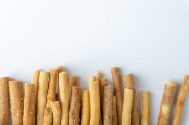 Doğal seçici odak beyaz zemin üzerine Misvak (Kayu Sugi) diş fırçası. Bu bir diş dal Salvadora persica ağaçtan yapılan temizlik ve aynı zamanda miswaak, siwak, Sugi veya sewak biliyorum