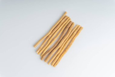 Doğal seçici odak beyaz zemin üzerine Misvak (Kayu Sugi) diş fırçası. Bu bir diş dal Salvadora persica ağaçtan yapılan temizlik ve aynı zamanda miswaak, siwak, Sugi veya sewak biliyorum