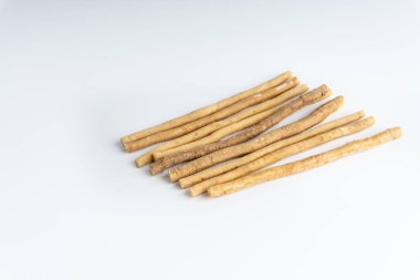 Doğal seçici odak beyaz zemin üzerine Misvak (Kayu Sugi) diş fırçası. Bu bir diş dal Salvadora persica ağaçtan yapılan temizlik ve aynı zamanda miswaak, siwak, Sugi veya sewak biliyorum