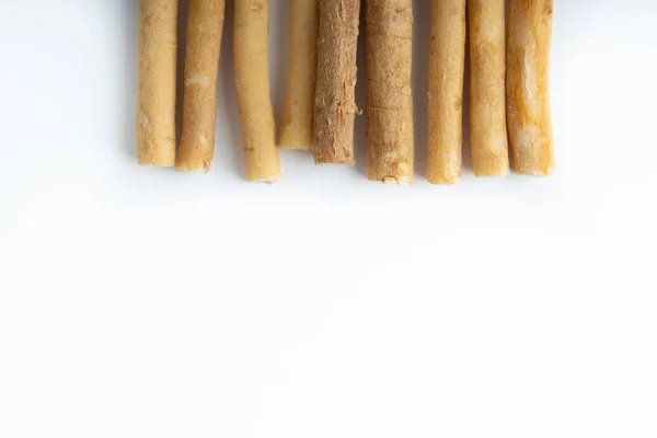 Естественная Зубная Щетка Miswak Kayu Sugi Белом Фоне Избирательным Фокусом — стоковое фото