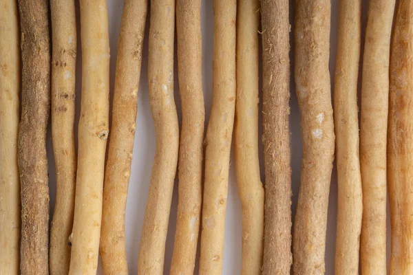 天然牙刷 Miswak Kayu Sugi 在白色背景与选择性焦点 它是由萨尔瓦多人棵树制成的牙齿清洁树枝 也被称为米沙瓦 锡瓦克 苏吉或西瓦克 — 图库照片