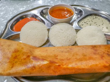 Masala Dosa ve Idli Dosa gıda closeup seçici odak ve kırpma parçası ile. Bu popüler Güney Hint tüm zaman besindir
