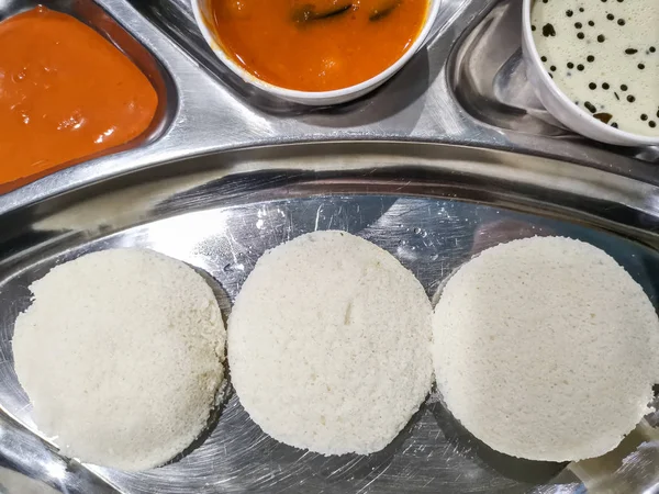 選択的なフォーカスと作物のフラグメントとマサラ ドーサとイドゥリ ドーサの食品クローズ アップ それは人気のある南インドの時間のすべての食品 — ストック写真