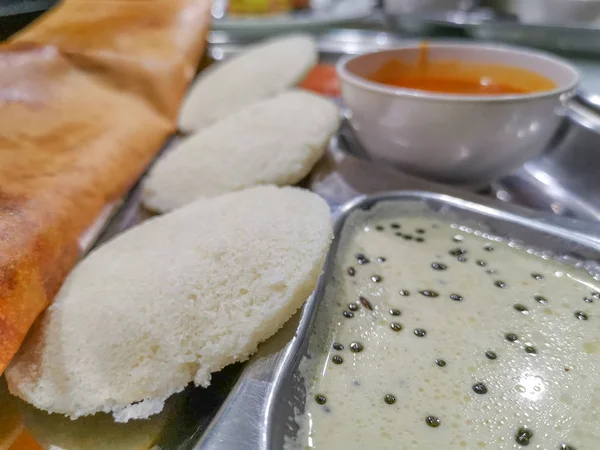 選択的なフォーカスと作物のフラグメントとマサラ ドーサとイドゥリ ドーサの食品クローズ アップ それは人気のある南インドの時間のすべての食品 — ストック写真