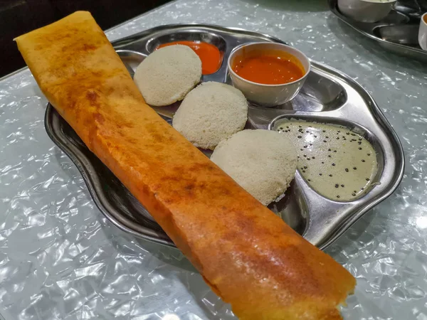 Masala 多萨和 Idli Dosa 食物特写镜头有选择性聚焦和作物片段 它是一种受欢迎的南印度美食 — 图库照片