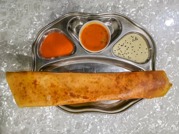 Masala 多萨和 Idli Dosa 食物特写镜头有选择性聚焦和作物片段 它是一种受欢迎的南印度美食 — 图库照片