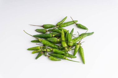 Yeşil kuşbakışı göz chili, Tay Chili biber, kuş chili biber doğa izole beyaz arka plan üzerinde. Seçici odak ve kırpma parçası