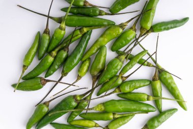 Yeşil kuşbakışı göz chili, Tay Chili biber, kuş chili biber doğa izole beyaz arka plan üzerinde. Seçici odak ve kırpma parçası