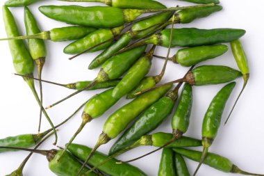 Yeşil kuşbakışı göz chili, Tay Chili biber, kuş chili biber doğa izole beyaz arka plan üzerinde. Seçici odak ve kırpma parçası