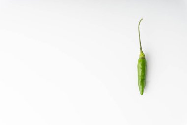 Yeşil kuşbakışı göz chili, Tay Chili biber, kuş chili biber doğa izole beyaz arka plan üzerinde. Seçici odak ve kırpma parçası