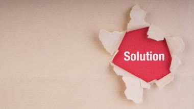 Çözüm metin kahverengi zarf ve yırtık kağıt. Kavram görüntü