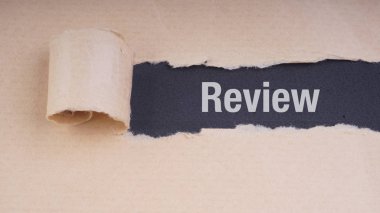 Kahverengi zarf ve yırtık kağıt üzerinde metni gözden geçirin. Kavram görüntü