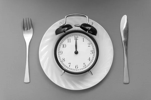 Ébresztőóra Villa Kés Asztalon Ideje Hogy Enni Reggeli Ebéd Idő — Stock Fotó