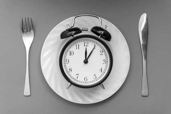 Будильник Виделкою Ножем Столі Час Їсти Снідати Обід Концепція Вечері — стокове фото