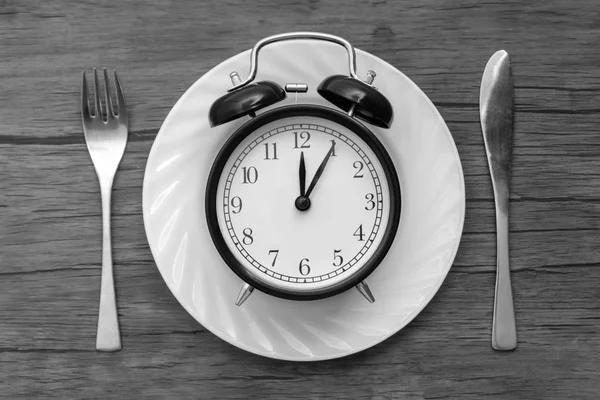 Budzik Widelcem Nożem Stole Czas Aby Jeść Śniadanie Obiad Koncepcji — Zdjęcie stockowe