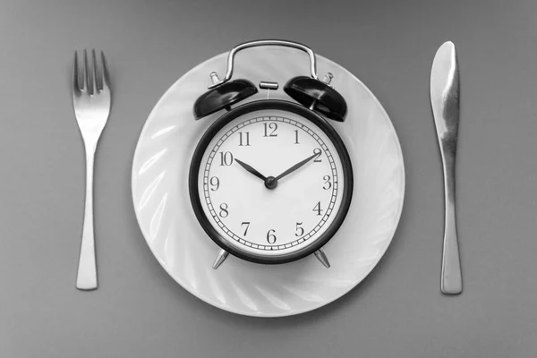 Réveil Avec Fourchette Couteau Sur Table Heure Manger Petit Déjeuner — Photo