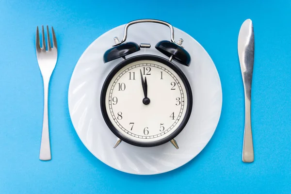 Wekker Met Vork Mes Tafel Tijd Eten Ontbijt Lunch Tijd — Stockfoto