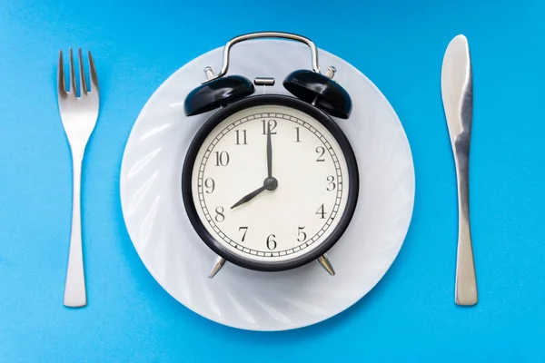 Relógio Despertador Com Garfo Faca Mesa Hora Comer Café Manhã — Fotografia de Stock