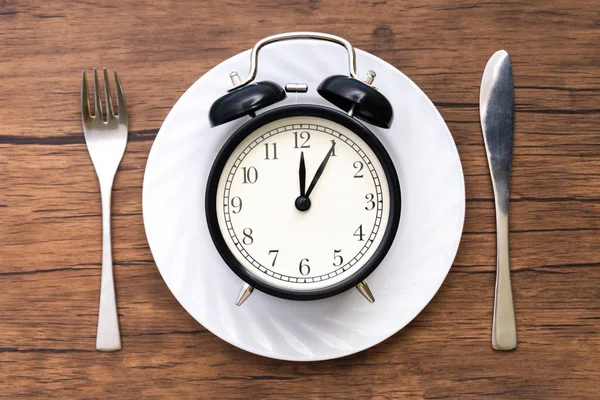 Budzik Widelcem Nożem Stole Czas Aby Jeść Śniadanie Obiad Koncepcji — Zdjęcie stockowe