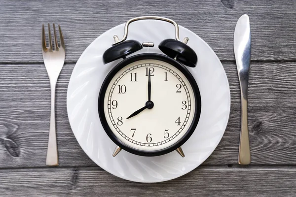 Réveil Avec Fourchette Couteau Sur Table Heure Manger Petit Déjeuner — Photo