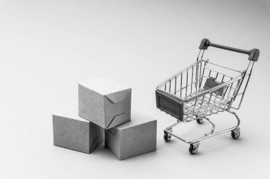 Alışveriş sepeti ve siyah ve beyaz arka plan, iş ve alışveriş kavramı kutu. Seçici odak