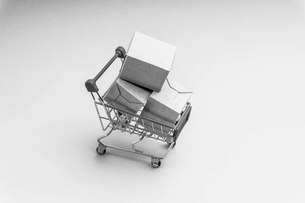 购物车和盒子上的黑白背景 商业和购物的概念 选择性对焦 — 图库照片