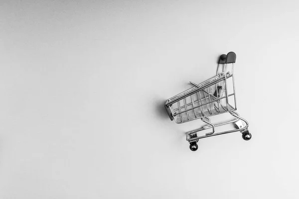 ショッピングカートに黒と白の背景 ビジネス ショッピングのコンセプト 選択と集中 — ストック写真