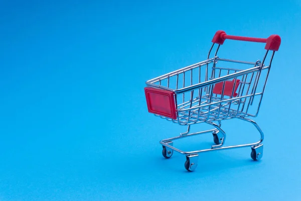 Carrito Compras Sobre Fondo Azul Concepto Negocios Compras Enfoque Selectivo — Foto de Stock