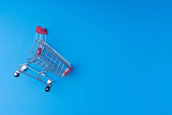 Carrito Compras Sobre Fondo Azul Concepto Negocios Compras Enfoque Selectivo — Foto de Stock