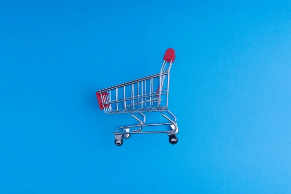 Carrito Compras Sobre Fondo Azul Concepto Negocios Compras Enfoque Selectivo — Foto de Stock