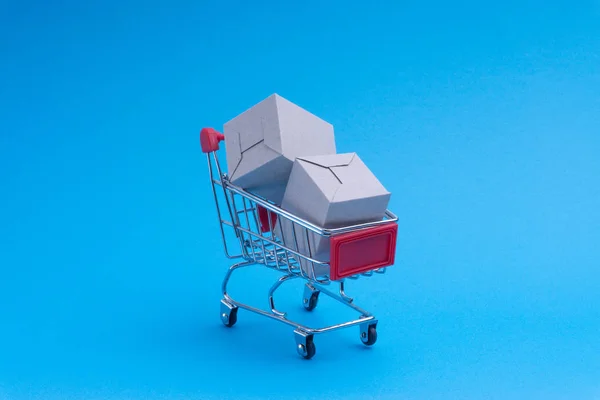 Alışveriş Sepeti Mavi Arka Plan Alışveriş Kavramı Kutu Seçici Odak — Stok fotoğraf