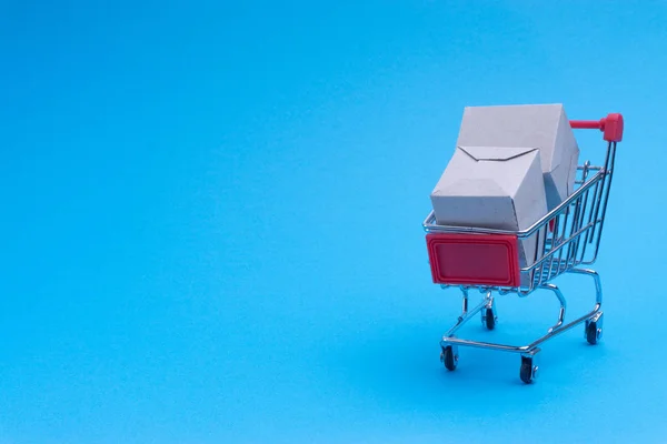 Carrito Compras Caja Sobre Fondo Azul Concepto Negocio Compras Enfoque — Foto de Stock