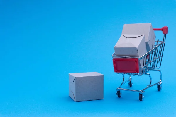 Nákupní Košík Box Modrém Pozadí Obchodní Nákupní Koncept Selektivní Fokus — Stock fotografie