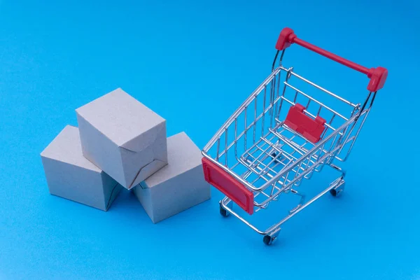 Shopping Cart Och Rutan Blå Bakgrund Affärs Och Shoppingområdet Koncept — Stockfoto