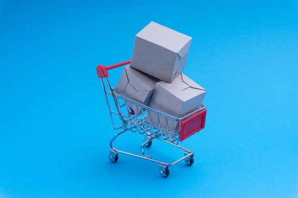 ショッピング カート ボックスに青色の背景 ビジネス ショッピングのコンセプトです 選択と集中 — ストック写真