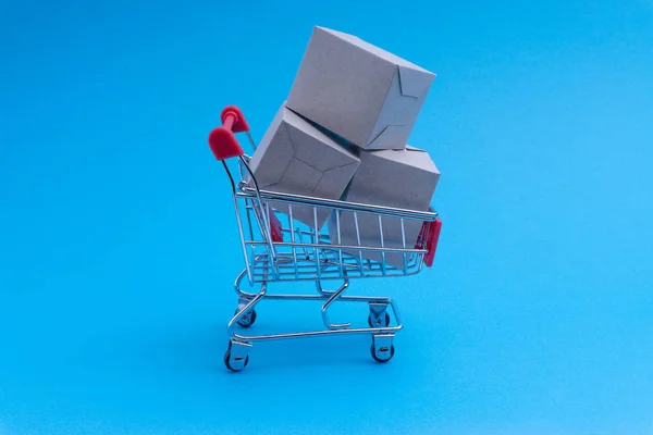 Carrito Compras Caja Sobre Fondo Azul Concepto Negocio Compras Enfoque — Foto de Stock