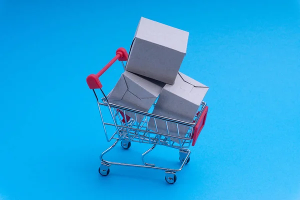 Carrito Compras Caja Sobre Fondo Azul Concepto Negocio Compras Enfoque — Foto de Stock