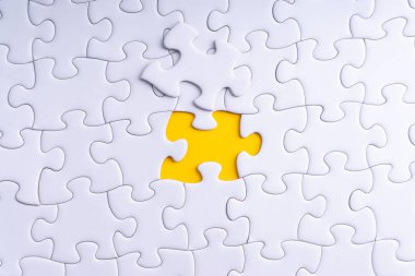 Beyaz jigsaw puzzle ve seçici odak ve kırpma parçası ile eksik parçalar