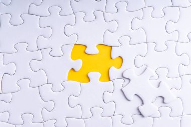 Beyaz jigsaw puzzle ve seçici odak ve kırpma parçası ile eksik parçalar