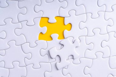 Beyaz jigsaw puzzle ve seçici odak ve kırpma parçası ile eksik parçalar