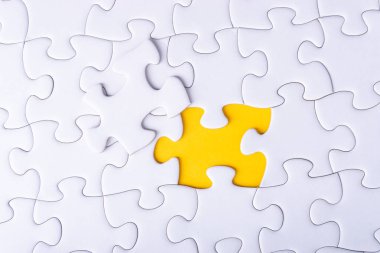 Beyaz jigsaw puzzle ve seçici odak ve kırpma parçası ile eksik parçalar