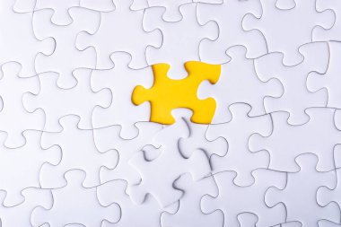 Beyaz jigsaw puzzle ve seçici odak ve kırpma parçası ile eksik parçalar