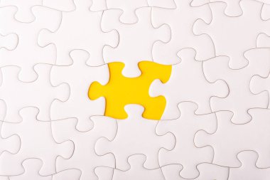 Beyaz jigsaw puzzle ve seçici odak ve kırpma parçası ile eksik parçalar