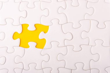 Beyaz jigsaw puzzle ve seçici odak ve kırpma parçası ile eksik parçalar